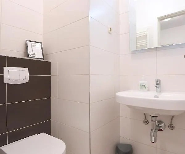 Apartament Lari *